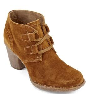 Clarks Women's Carleta Lyon Suede Heeled Ankle Boots - Tan Sz 7.5